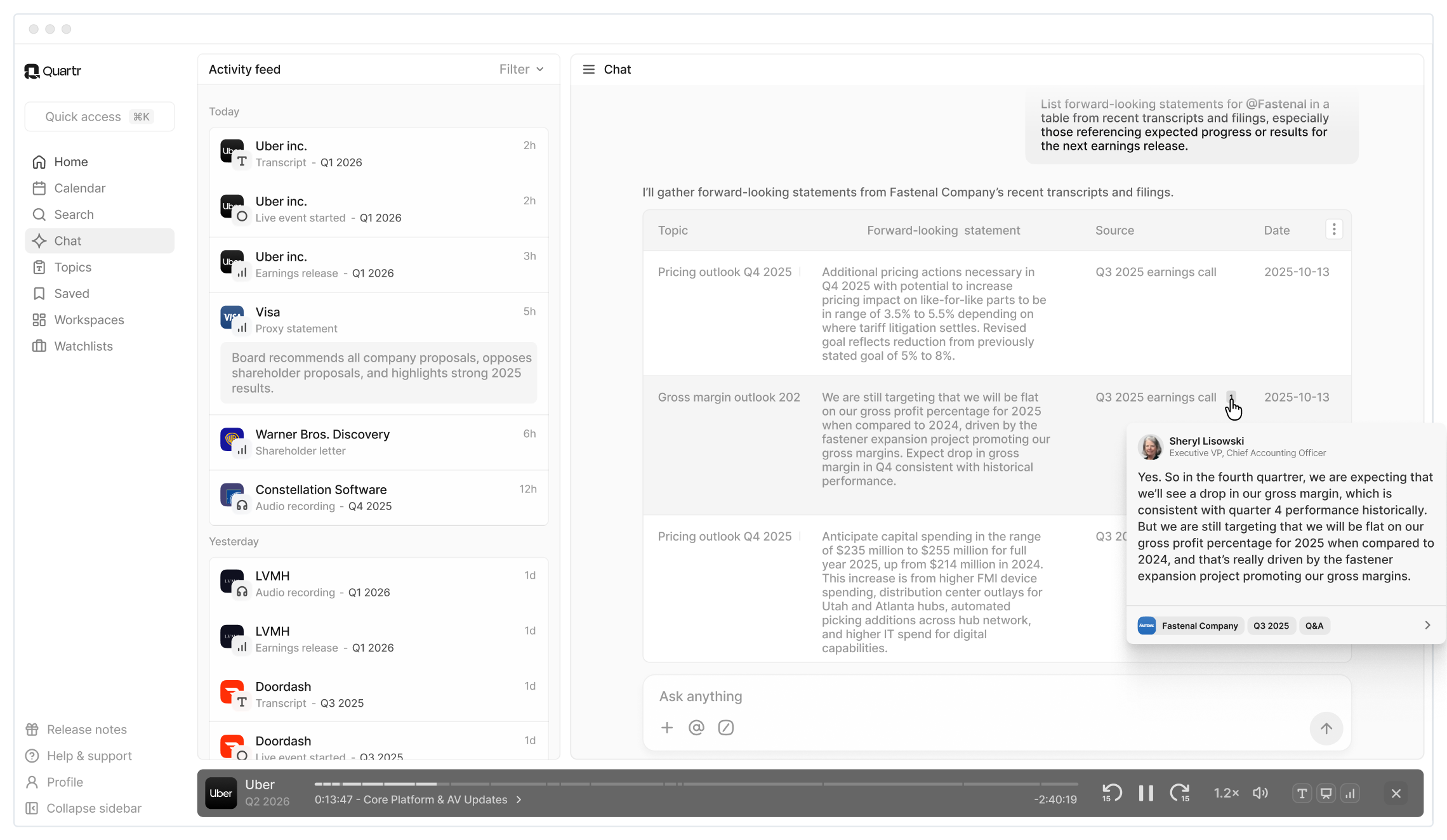 Quartr Pro のデスクトップ画面。左に Home / Calendar / Search / Chat / Workspaces のナビ、中央に Uber や Visa などの決算イベントのフィード、右に一次資料を引用して回答する AI Chat、下部に決算説明会の音声プレーヤーが並ぶ全体像